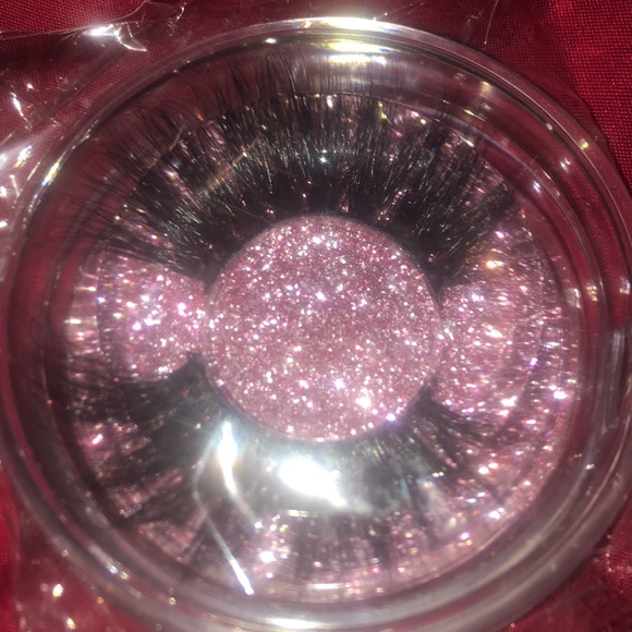 Lashes - Picture 4 of 4